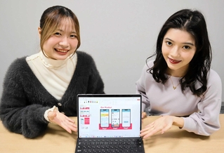 部活に参加したい中学生と大学生指導者をつなぐアプリ開発に取り組む神戸大起業部の森下日菜子さん（左）と笹子ゆかりさん＝神戸市灘区六甲台町、神戸大学