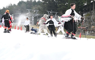 雪の感触を確かめながら初滑りを楽しむ人たち＝３０日午前、神戸市灘区六甲山町北六甲、六甲山スノーパーク（撮影・斎藤雅志）