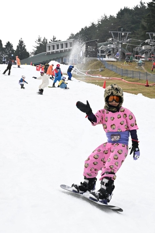 人工雪のゲレンデを楽しむ人たち＝３０日午前、神戸市灘区六甲山町北六甲、六甲山スノーパーク（撮影・斎藤雅志）