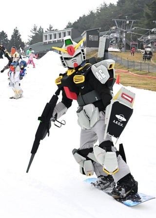 アニメのキャラクター姿で初滑りを楽しむ人たち＝３０日午前、神戸市灘区六甲山町北六甲、六甲山スノーパーク（撮影・斎藤雅志）