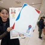 新年の年賀状デザインをアピールする平祐奈さん＝１日午前、神戸市中央区栄町通６、神戸中央郵便局（撮影・笠原次郎）