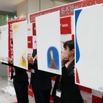 年賀はがきのデザインが紹介された。奥は平祐奈さん＝１日午前、神戸市中央区栄町通６、神戸中央郵便局（撮影・笠原次郎）