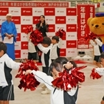 ダンスを披露する熊内幼稚園の子どもたち＝１日午前、神戸市中央区栄町通６、神戸中央郵便局（撮影・笠原次郎）