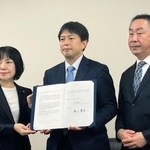 兵庫県知事選に立候補している清水貴之氏（中央）と政策協定を結び、支援を表明した自民党神戸市議団の平井真千子団長（左）と坊恭寿・自民党神戸市支部連合会長＝２日午前、神戸市中央区三宮町２