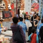 買い物客でにぎわう商店街で支持を訴えて回る候補者（中央奥）＝２日午後、明石市内（撮影・小林良多、画像の一部を加工しています）