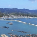 南あわじ市福良地区に完成した「湾口防波堤」。湾にふたをするように全長１．１キロに及ぶ＝４日午後、南あわじ市