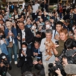 注がれる無数の視線。そのまなざしが期待するのは…＝神戸市中央区（画像の一部を加工しています）