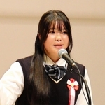 身ぶりを交えて英語でスピーチする生徒＝明石市立西部市民会館