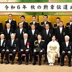 叙勲の伝達を受け、記念撮影する受章者ら＝神戸市中央区下山手通５、兵庫県看護協会ハーモニーホール
