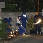 たつの市で小学４年の女児が刺された現場付近を調べる捜査員ら＝２００６年９月２８日夜、たつの市新宮町