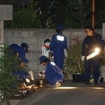 たつの市で小学４年の女児が刺された現場付近を調べる捜査員ら＝２００６年９月２８日夜、たつの市新宮町新宮