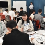 学校の垣根を越えて議論する高校生ら＝神戸市中央区小野浜町