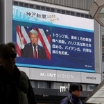 トランプ氏の勝利を告げる街頭ビジョンニュース＝７日午後、神戸市中央区（撮影・中西幸大）