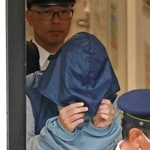 送検のため、たつの署を出る勝田州彦容疑者（中央）＝８日午前７時、たつの市龍野町富永