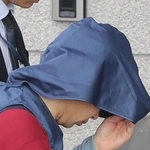 たつの署に移送される勝田州彦容疑者＝７日午前、たつの市龍野町