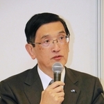 説明会後に記者会見するＪＲ西日本の長谷川一明社長＝９日午後、宝塚市内