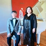 沖縄で島田叡を追悼する楽曲を披露したピアニストの金子浩三さん（左）と妻の利香さん＝沖縄県南城市（金子浩三さん提供）