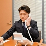 議員会館で新閣僚呼び込みの電話を受ける中野洋昌氏＝１１日午後、東京都千代田区