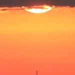 夕焼け空に船の影が浮かび上がる＝神戸市垂水区西舞子１から播磨灘を望む（撮影・笠原次郎）