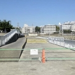立ち入りが制限された大蔵海岸の海水浴場の東端＝明石市（姫路河川国道事務所提供）