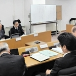 政務活動費の不正流用問題をめぐり、市議会の百条委員会の証人尋問に答える光本圭佑市議（右端上）＝１３日午後、尼崎市東七松町１（代表撮影）