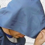 ２００６年の事件で逮捕され、たつの署に入る勝田州彦容疑者＝８日、たつの市
