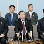 兵庫県内の市長有志２２人が県知事選で稲村和美候補を支持することを表明し、代表して小野市の蓬莱務市長（前列中央）ら７市長が会見した＝神戸市中央区