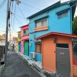 住宅地の路地でひときわ存在感を放つカラフルなアパート（提供）＝神戸市中央区山本通４