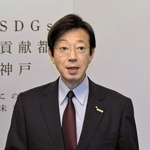 定例記者会見に臨む久元喜造神戸市長＝14日午後、神戸市役所