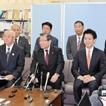 兵庫県内の市長有志22人が県知事選で稲村和美候補を支持することを表明し、代表して小野市の蓬莱務市長（前列中央）ら７市長が会見した＝神戸市中央区