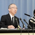 記者会見で経緯を説明する県立こども病院の飯島一誠病院長（左）ら＝14日午後、兵庫県庁（撮影・井上太郎）