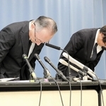 記者会見で頭を下げる兵庫県立こども病院の飯島一誠院長（左）ら＝14日午後、県庁（撮影・井上太郎）