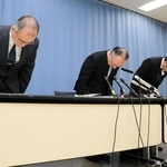 記者会見で頭を下げる兵庫県立こども病院の飯島一誠病院長（中央）ら＝14日午後、県庁（撮影・井上太郎）