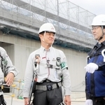 国際チャーター便と国内線の発着枠拡大に対応する神戸空港のサブターミナル建設現場を視察する兵庫労働局の赤松俊彦局長（右端）＝神戸市中央区神戸空港