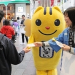 兵庫県知事選の投票を呼びかける選挙マスコット「めいすいくん」ら＝16日午前、神戸市中央区、三宮センター街