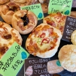 あまやさいを使ったパン。その季節にしか出合えない味も魅力という＝尼崎市東七松町１、ベーカリー・レーブ
