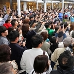 県知事選候補者の演説に大勢の有権者らが集まった＝１６日午後、ＪＲ明石駅前（画像の一部を加工しています）