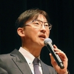 便秘と下痢について語る新﨑信一郎主任教授＝神戸市中央区東川崎町１