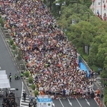 「神戸マラソン２０２４」の号砲を待つランナーたち＝１７日午前、神戸市中央区のフラワーロード（撮影・三浦拓也）