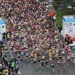 一斉にスタートするランナーたち＝１７日午前９時、神戸市中央区のフラワーロード（撮影・三浦拓也）