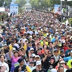 スタートとともに神戸市役所の前を駆け抜けるランナーたち＝１７日午前、神戸市中央区加納町６（撮影・風斗雅博）