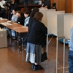 兵庫県知事選の投票をする有権者＝１７日午前、神戸市中央区山本通１（撮影・大田将之）