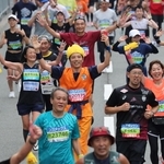 続々とゴールするランナーたち＝１７日午後、神戸市中央区（撮影・辰巳直之）