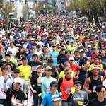神戸市街地を駆け抜けるランナーたち＝１７日午前、神戸市中央区（撮影・辰巳直之）