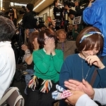 再選確実の報に、喜びを爆発させる斎藤元彦氏の支持者ら＝１７日午後、神戸市中央区