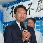 当選の知らせを受けて支持者らにあいさつする斎藤元彦氏＝１７日午後、神戸市中央区
