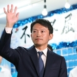 当選の知らせを受けて支持者らに手を振る斎藤元彦氏＝１７日午後、神戸市中央区