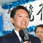 当選確実の報を受け、支持者らを前に笑顔を見せる斎藤元彦氏＝１７日午後、神戸市中央区