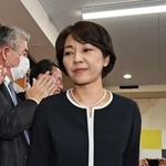 「落選確実」の報を受け、支援者らの前に姿を見せた稲村和美氏＝17日午後、神戸市中央区