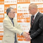 長期間の選挙戦を支えてくれた支援者に挨拶する大沢芳清氏（右）＝１７日午後、神戸市兵庫区